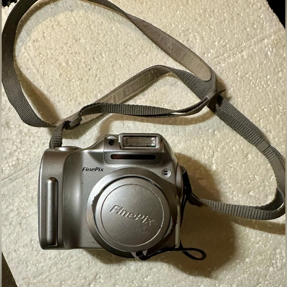 Fujifilm Finepix 2800 Zoom 2.0mp 6x Optical Zoom CompactDigital Camera
